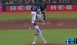 報復か？ ぶつけにいってる！？ ド軍のお騒がせ男、ケンカ投法から“危険すぎる一球”　因縁の相手のインコースをバンバン攻める「当てるために出てきた？w」「当てる気マンマン」