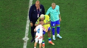 これは感動的！W杯敗退で泣くネイマール、クロアチア選手の愛息が慰める