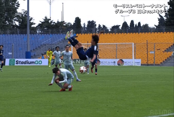嘘だろ…U-20日本代表DFが“超危険な垂直落下”→驚愕のノーファウル「イエローだろ」「わざとだよ…」「判定基準が異常」メキシコMF＆主審に批判殺到 2枚目