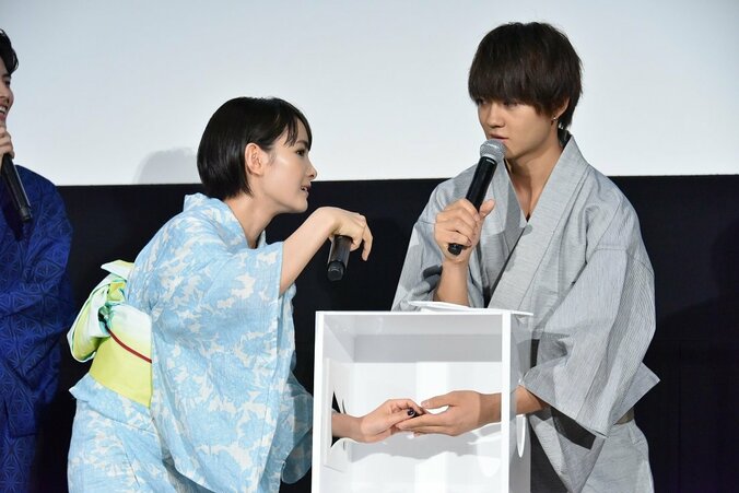 葵わかな&佐野勇斗、浴衣姿で汗だくの緊急事態！セミのおもちゃに大絶叫 2枚目