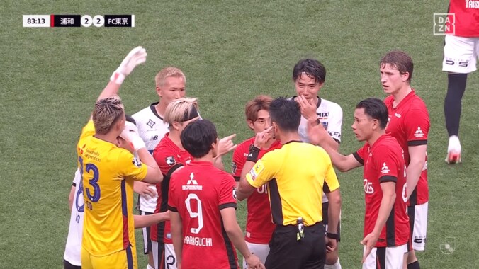 VAR泣かせ…浦和同点弾の“７分VAR”が大論争！「疑惑すぎる」「映像でもわからん」「FC東京には気の毒だが疑わしきは罰せず」オフサイド＆ハンドの二度チェックにファンも困惑 5枚目