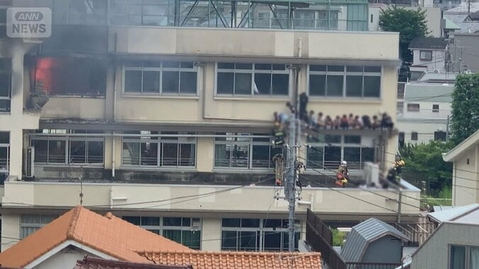 音楽教師「洗濯物を乾かしていた」東京・小学校火事　失火の疑いで捜査 1枚目