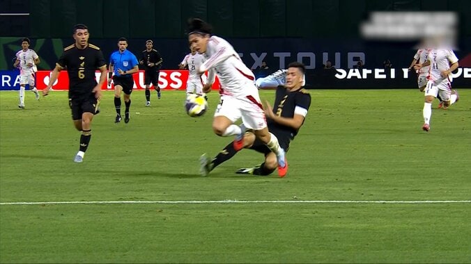 「恥ずかしい」上田綺世への“危険タックル”で一発退場！メキシコ主将に批判殺到「酷い」「親善試合でVARって…」 4枚目