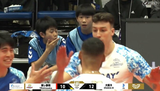 コート脇でドン引きする少年たち