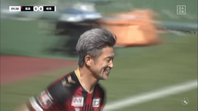 「完全にバケモン」59歳キングカズの“ジャンピングヘッド→華麗な受け身”にファン衝撃！「動作が59歳とは思えん」 5枚目