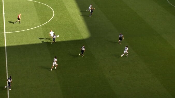 堂安律が「フランクフルトの中心」“美しすぎるダイレクト連携”が話題！新加入ながら「ずっと前からいる感覚」 5枚目