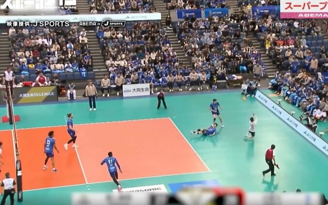 どうなってる…！？ 絶対的守護神・山本智大、人間業じゃない“超人的プレー”　驚異の反射神経→片手一本“スーパーレシーブ” 2枚目