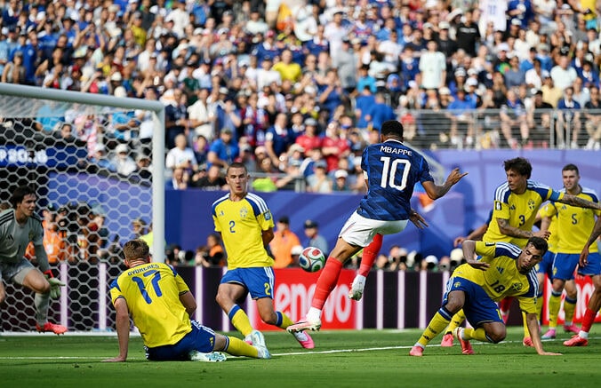 【写真・画像】「オフ？」「ないやろ」W杯フランス戦で“エムバペの左肩”に注目…ゴール巡りファン論争→最新技術で判明した絶妙な瞬間　1枚目