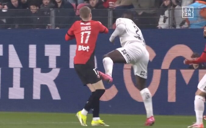 【写真・画像】ふざけるなよ！ 伊東純也、まさか途中交代の“謎シーン”「意味わからん」 指揮官の“迷采配”にファン騒然「なんで？」「あきらめたか」　1枚目