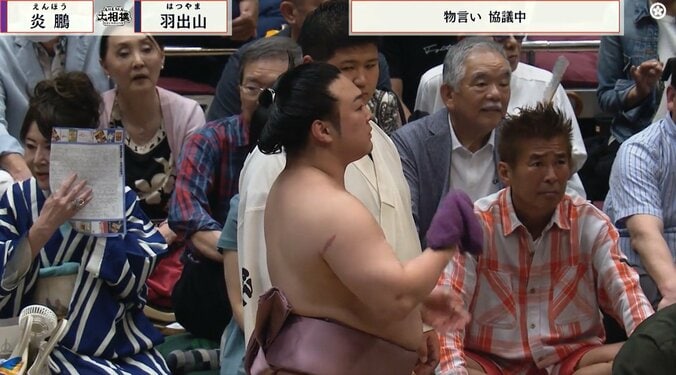 「え、映ってるやん」炎鵬と人気タレントが「まさかの2ショット」物言い協議の最中にカメラが捉えた偶然の瞬間 4枚目