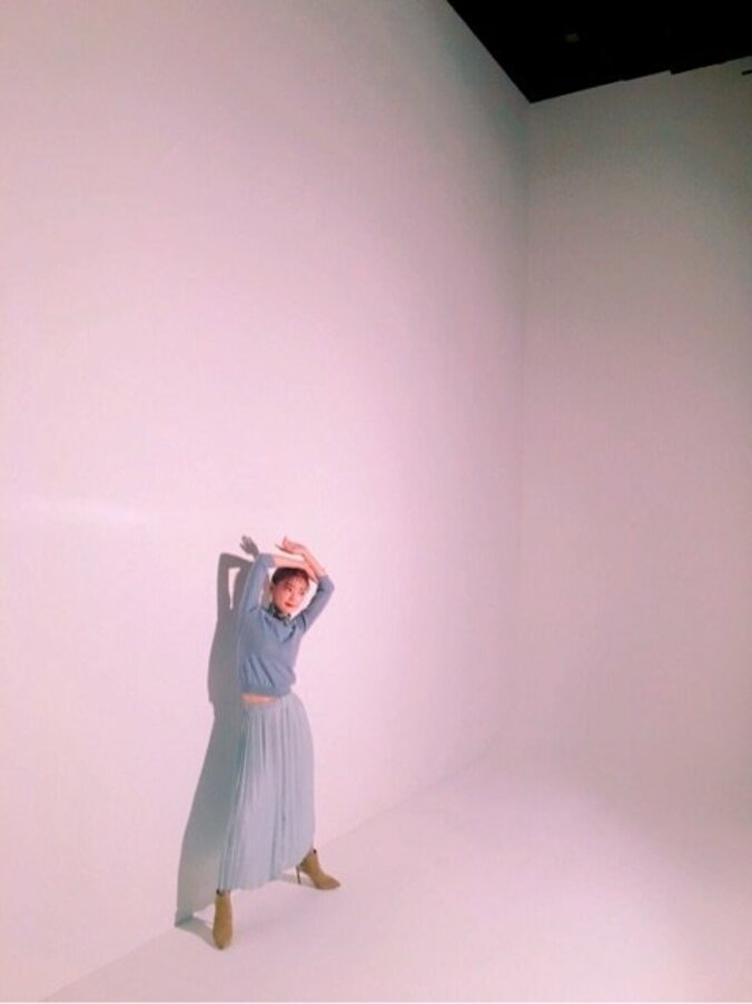 「永遠の美少女」倉科カナ『原色美少女図鑑』撮影風景写真に反響 2枚目