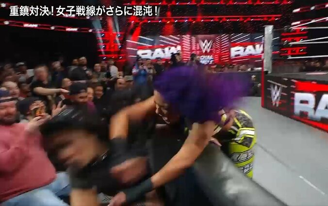 ベイリーにブッ飛ばされるロクサーヌ