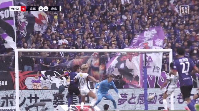 足が痙攣しても突っ込む！鈴木優磨、魂の“足裏ゴール”が話題沸騰「動き直し凄い」「漢の中の漢すぎる」鹿島を救う劇的同点弾の瞬間 5枚目