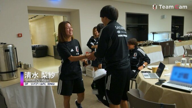 スタッフと握手をかわす清水梨紗