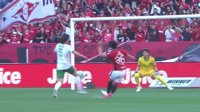 ティエリ・アンリかよ！浦和の大卒FW、驚異の決定力「バグだろ」60m爆走からの超スピードフィニッシュにファン衝撃「何キロ出てた？」 5枚目