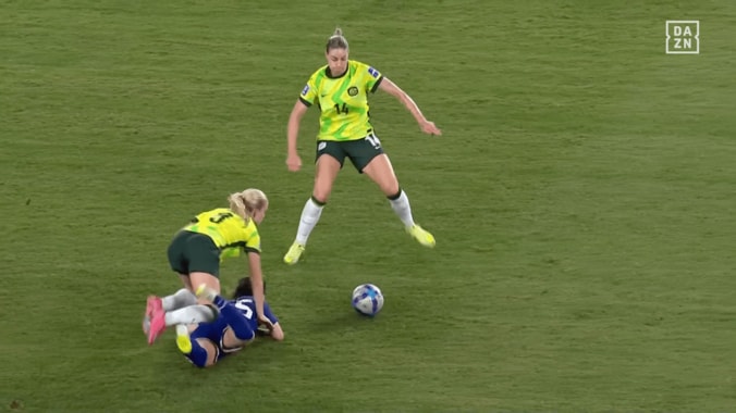 「完全に掴んでるよ！」なでしこFWが“ラグビータックル”被害…「審判さん甘すぎ」「アメフトかよ」まさかの判定にファン騒然【女子アジア杯】 4枚目