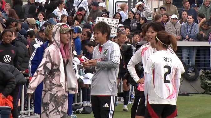 「女性ラッパー」かと思ったら「なでしこのレディー・ガガ」だった！遠藤純の“奇抜観戦コーデ”に「なんて斬新」「らしいファッション」 3枚目