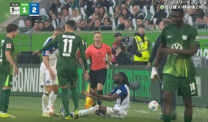 「蹴った？」 塩貝健人、イラついて“あわや一触即発”「気持ち強いな」ボール奪い合い→相手を倒して見下ろすシーン 3枚目