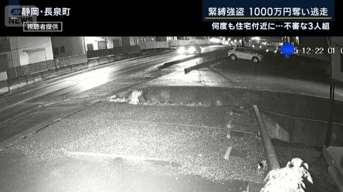 暗がりに身を潜めて立ち去る人物