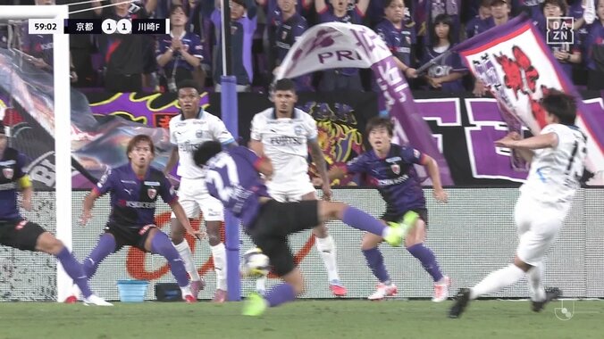 「厳しすぎやろ」肘をかすめたシュートブロックが“ハンド”でイエローカード「不運」「あれで取られるのか」ファンは不満の声 4枚目