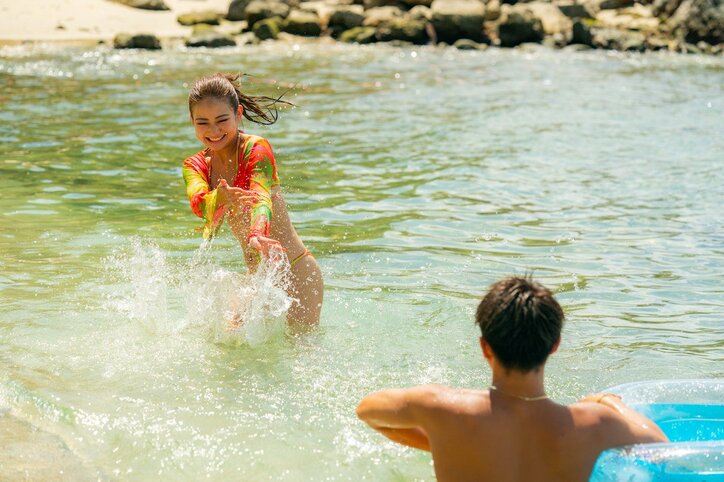 小麦肌ギャル＆プロサーファーが海で水着デート 浮き輪でイチャイチャ「最高～！」