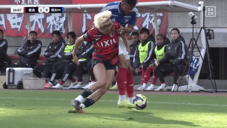 激しく競り合う鈴木優磨とキニョーネス