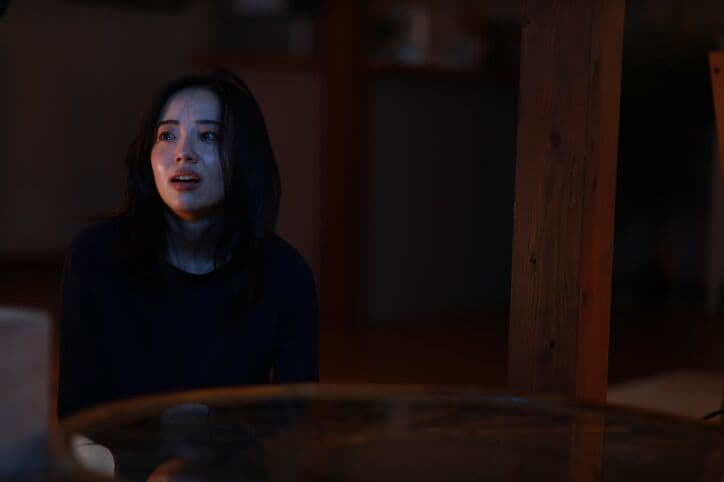 色っぽく近づき…狙った男は逃さない！石井杏奈の“魔性”演技、女の戦いが勃発！『言霊荘』スピンオフ 3枚目