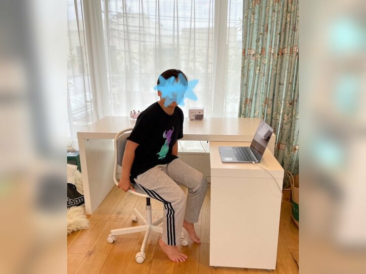 【画像】完成したデスクと息子さん