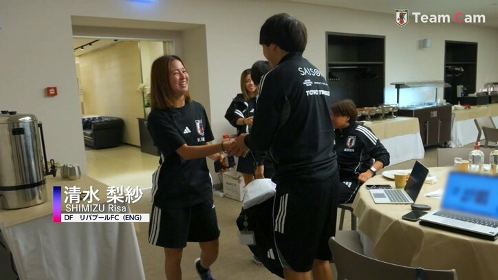 スタッフと握手をかわす清水梨紗