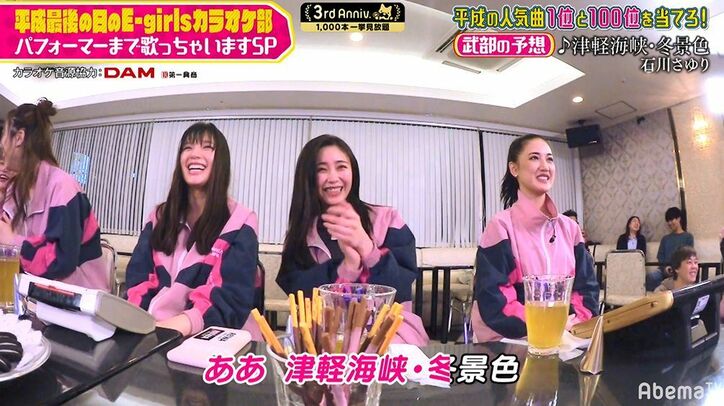 E-girlsボーカル・武部柚那、全力振り付けで『タッチ』を熱唱！メンバー大爆笑