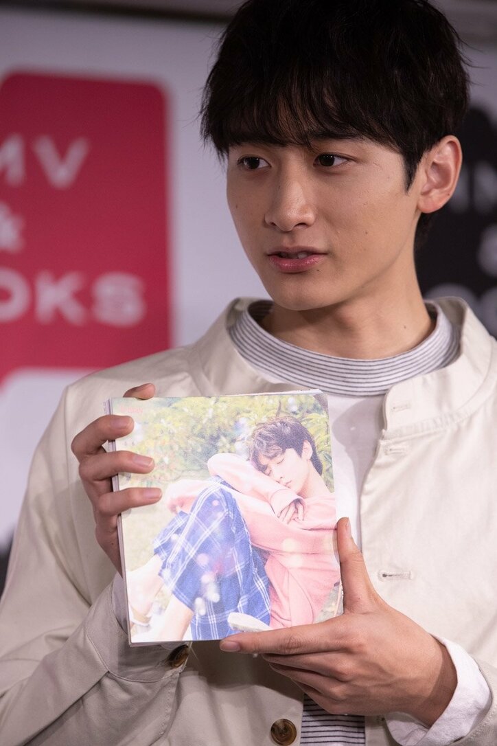 小関裕太が“ゆるえろ”に挑戦!2019年カレンダーで「決め顔なしの色気」を表現