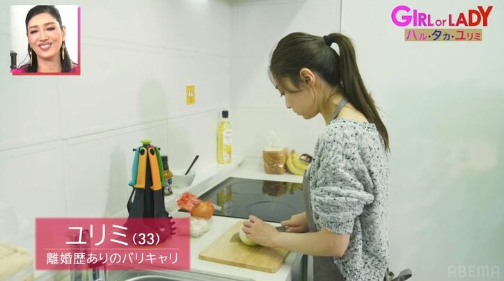 不倫された過去を持つバツイチ美人広報、すっぴん風メイク&胸元ざっくりの部屋着姿で朝ごはんを用意、“疑似奥さん”体験に最年長男子がデレデレ