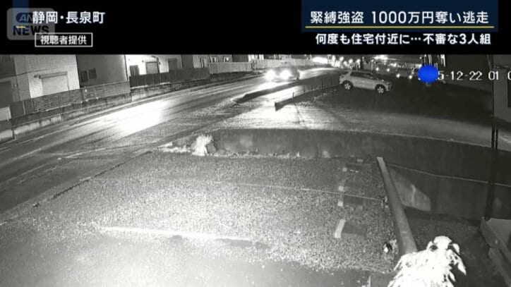 暗がりに身を潜めて立ち去る人物