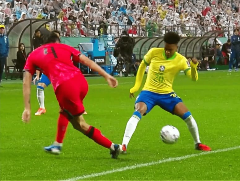 「何やってんだよ…」韓国代表DFの“衝撃ミス”に騒然！「本当にバイエルンの選手？」ドタバタ対応でブラジル新星にゴールを許した一部始終