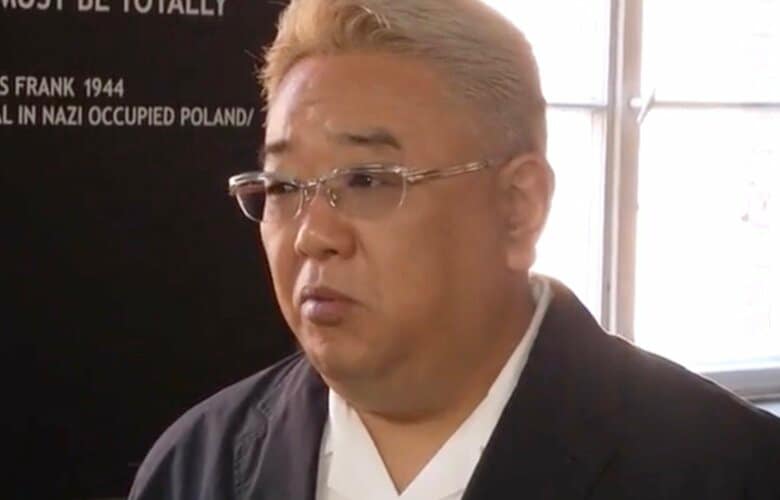 「子どもの手を一所懸命ギューって握ってる…」アウシュビッツで撮影された「死の選別」直後の写真にサンド絶句