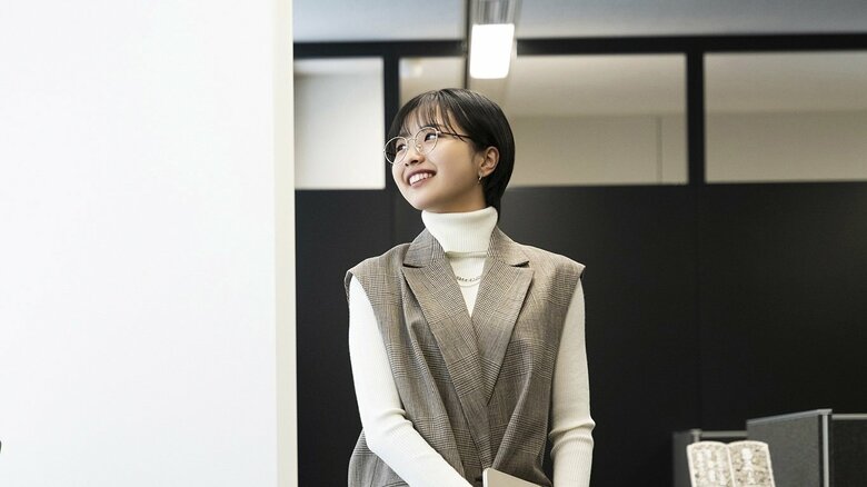 モー娘。弓桁朱琴が編集者になりグラビアを担当？ ヤンマガ編集部で撮影敢行、「週刊！ハロプロ写真館」カット公開