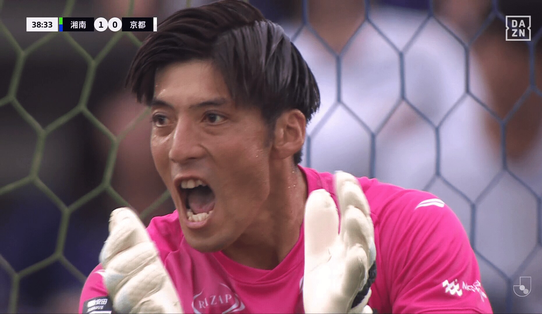 PKを止めてチームを鼓舞する真田