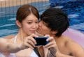 水着姿で浮き輪に入りながらキス「まだお昼…」「夜、大丈夫？」いちゃいちゃカップルに驚きの声