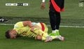 痛すぎる…強烈ボールが“股間”にクリーンヒットした悲劇の瞬間！ 大悶絶して顔を覆ったスペイン代表FWに同情の声「可哀想に…」「想像すらできない」