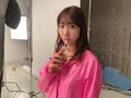 柏木由紀、新曲『失恋、ありがとう』ジャケット撮影時のオフショット公開「りんごジュースを飲む柏木」