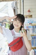 オーバーオールで街歩き…日向坂46丹生明里の1st写真集から新規カットが公開