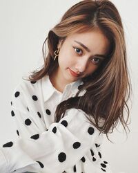 「可愛さに癒される」「美し過ぎる」谷まりあの赤ネイル&ドット柄衣装に称賛の声