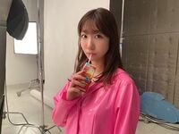 柏木由紀、新曲『失恋、ありがとう』ジャケット撮影時のオフショット公開「りんごジュースを飲む柏木」