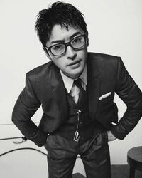 佐野玲於の色気あふれるスーツ&メガネのモノクロショットにファン悶絶「反則だ」「爆イケすぎて呼吸困難」