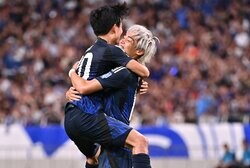 「純也くん、おめでとう！」久保建英、カメラ目線でサムズアップ！「メッセージ熱すぎ」「こういうところ大好き」伊東純也への気遣いが大反響