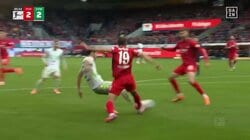 日本代表DFが衝撃の“強引クロス”で決定機演出「アシストかと…」「勢いを作るプレー」倒れながらの無理やりパスが脚光