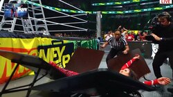 女子レスラー、高さ5メートルから衝撃落下で失神KO！ 場外テーブルクラッシュで“大の字”に会場どよめき