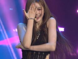 「何頭身あるの？！」「かわいすぎる！」高身長メンバーが多い・izna、新人とは思えぬ貫禄！不敵な笑みとセクシーなダンスで会場を魅了