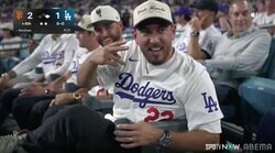 カーショーの元相棒が“今、試合観てるんだよ！” 急遽引退発表もスタンド観戦、カメラへ「22」見せる“粋な計らい”も