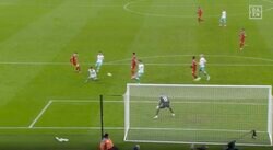 「中村俊輔かよ！」「変態シュート」神タッチ→美しすぎる“右足アウトサイドキック”が炸裂した瞬間　リバプール期待の若手がゴールを呼び込んだ技アリの一撃